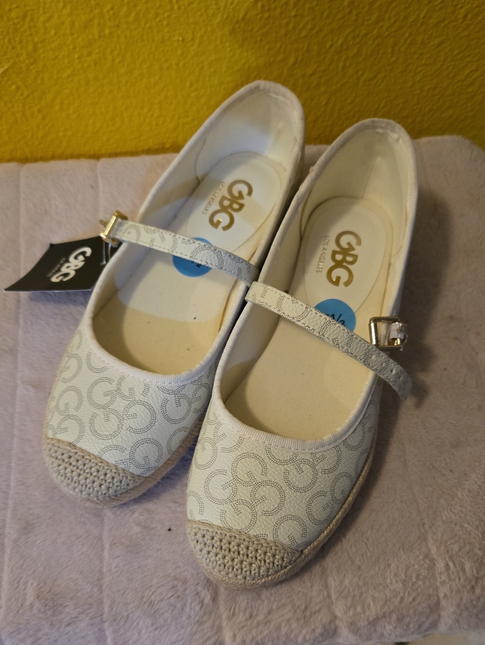 GBG Los Angeles White Patterned Mary Jane Flats Nwt Sz 5 1/2 Logo Around
